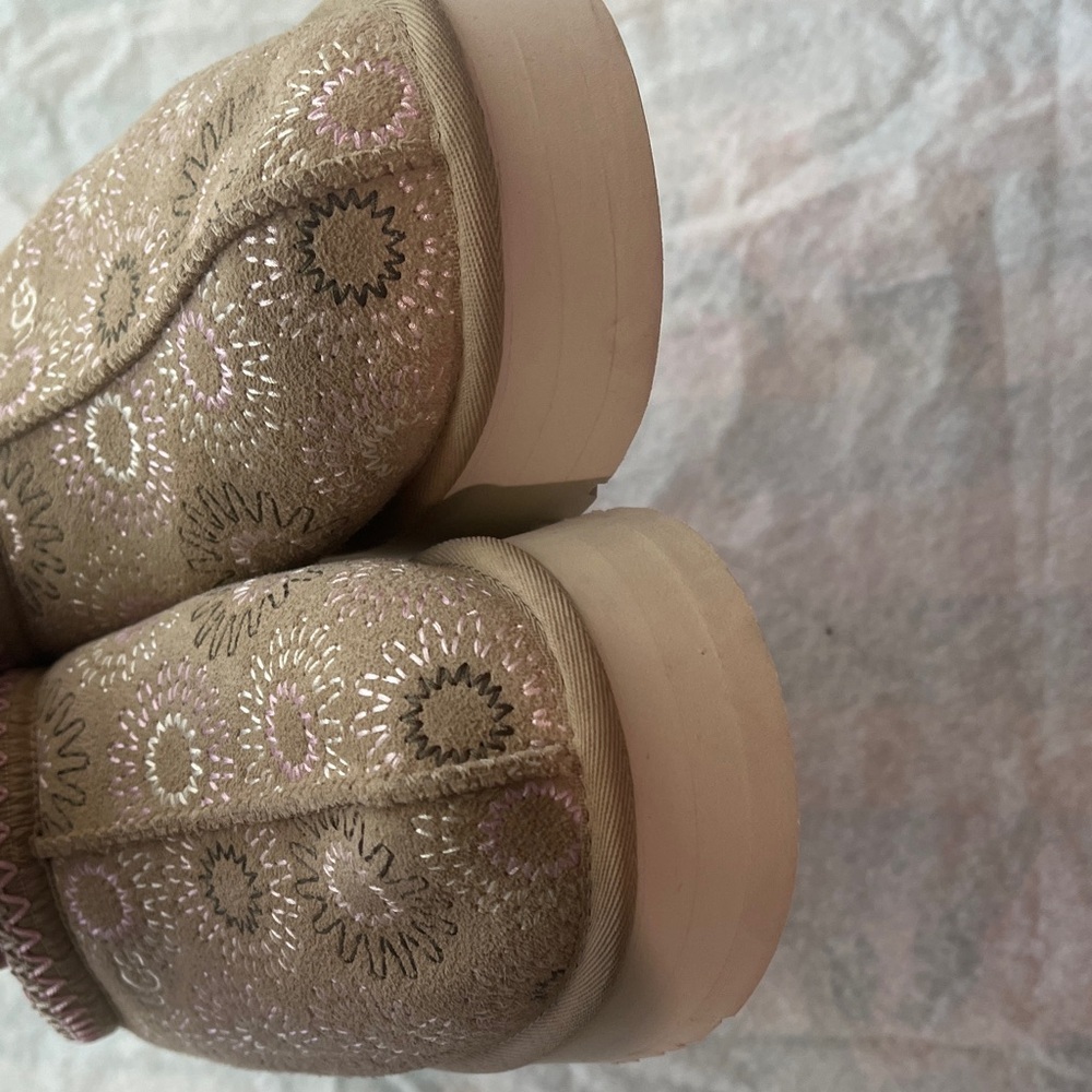 NUGG TAZZ SLIPPERS SUN STITCH MUSTARD SEED embroidered size 11 - Picture 6 of 9